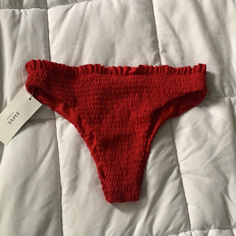 Red bikini - Picture 3 of 4